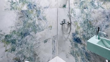 Doccia, asciugacapelli, asciugamani, sapone