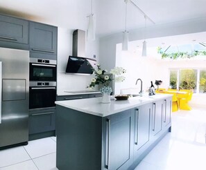 Private kitchen - Elegant Detached House in Twickenham | Close to Richmond Park & Kew Gardens (Twickenham)