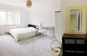 Room - Elegant Detached House in Twickenham | Close to Richmond Park & Kew Gardens (Twickenham)