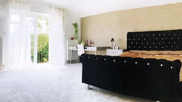 4 bedrooms, iron/ironing board, WiFi, bed sheets