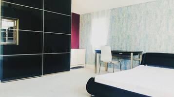 4 bedrooms, iron/ironing board, WiFi, bed sheets