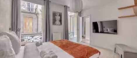 1 dormitorio, tabla de planchar con plancha, wifi