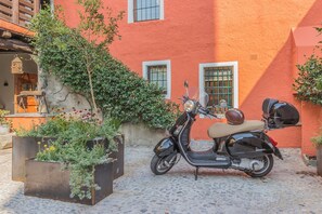 Property grounds - La Corte dei Laghi. Luxury homestay in the heart of the Italian Lake District. (Pusiano)
