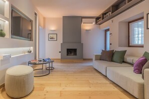 Smart TV - La Corte dei Laghi. Luxury homestay in the heart of the Italian Lake District. (Pusiano)