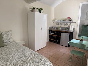 1 quarto, Wi-Fi de cortesia, roupa de cama