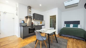 Iron/ironing board, WiFi (free)