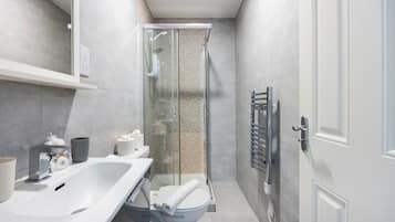 Comfort Apartment, 1 Bedroom | Bathroom | Towels, soap, shampoo, toilet paper