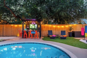A backyard with a pool, a bar area, and outdoor seating. - Heated Pool, HotTub, Pickleball, Golf & Game Room (San Antonio)
