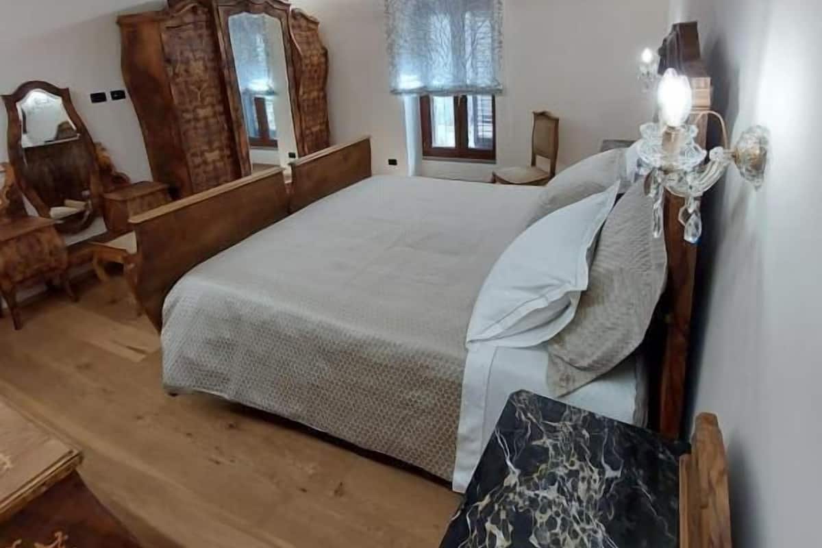 Habitación con 1 cama matrimonial o 2 individuales, vista a la montaña | Cortinas blackout, insonorización y tabla de planchar con plancha 