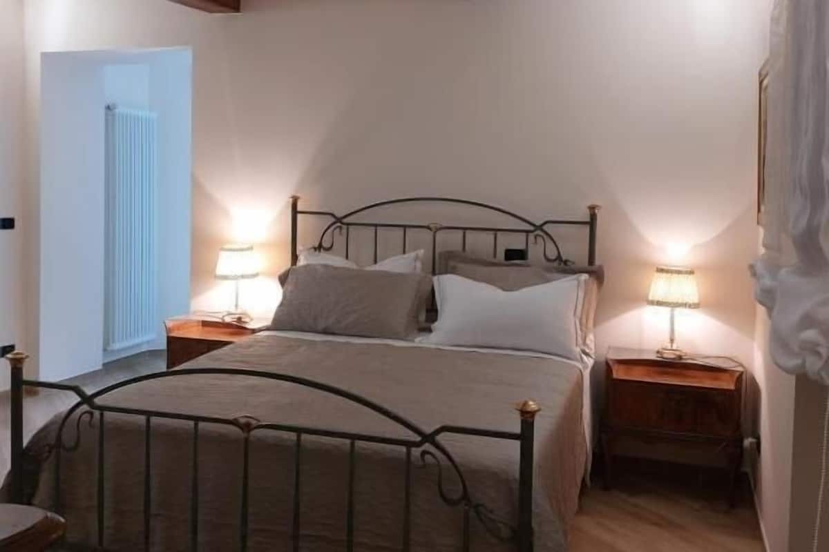 Habitación cuádruple, vista al parque | Cortinas blackout, insonorización y tabla de planchar con plancha 