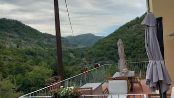 Quadruple Room, Park View | Outdoor dining