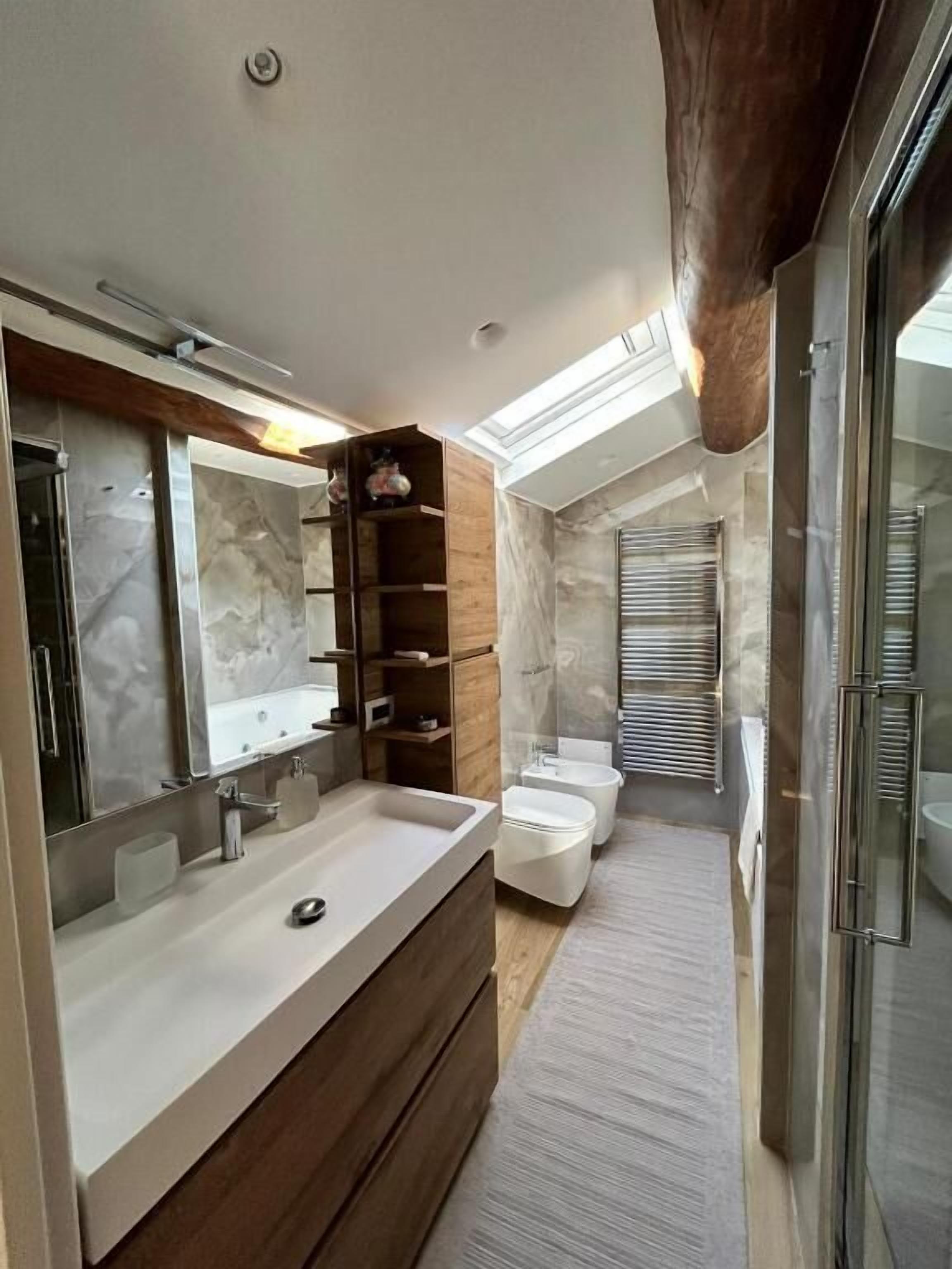 Luxury Suite, Balcony, River View | Bathroom | Free toiletries, hair dryer, slippers, towels
