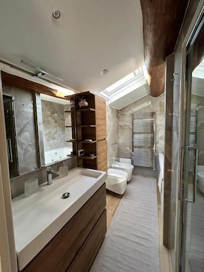 Suite de lujo, balcón, vista al río | Baño | Amenidades de baño gratuitas, secadora de cabello, pantuflas, toallas 