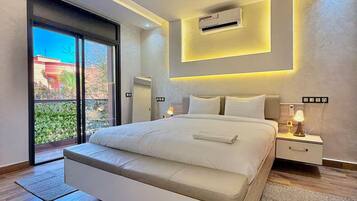 4 bedrooms, iron/ironing board, WiFi (free), bed sheets