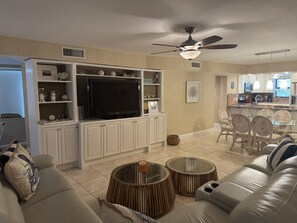 Living area - Serene 3-bedroom condo in Buttonwood Bay, Key Largo perfect for relaxing getaway (Key Largo)