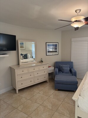 Room - Serene 3-bedroom condo in Buttonwood Bay, Key Largo perfect for relaxing getaway (Key Largo)