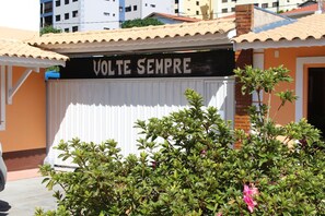 Un edificio con un letrero que dice 'VOLTE SEMPRE' y una entrada con portones.