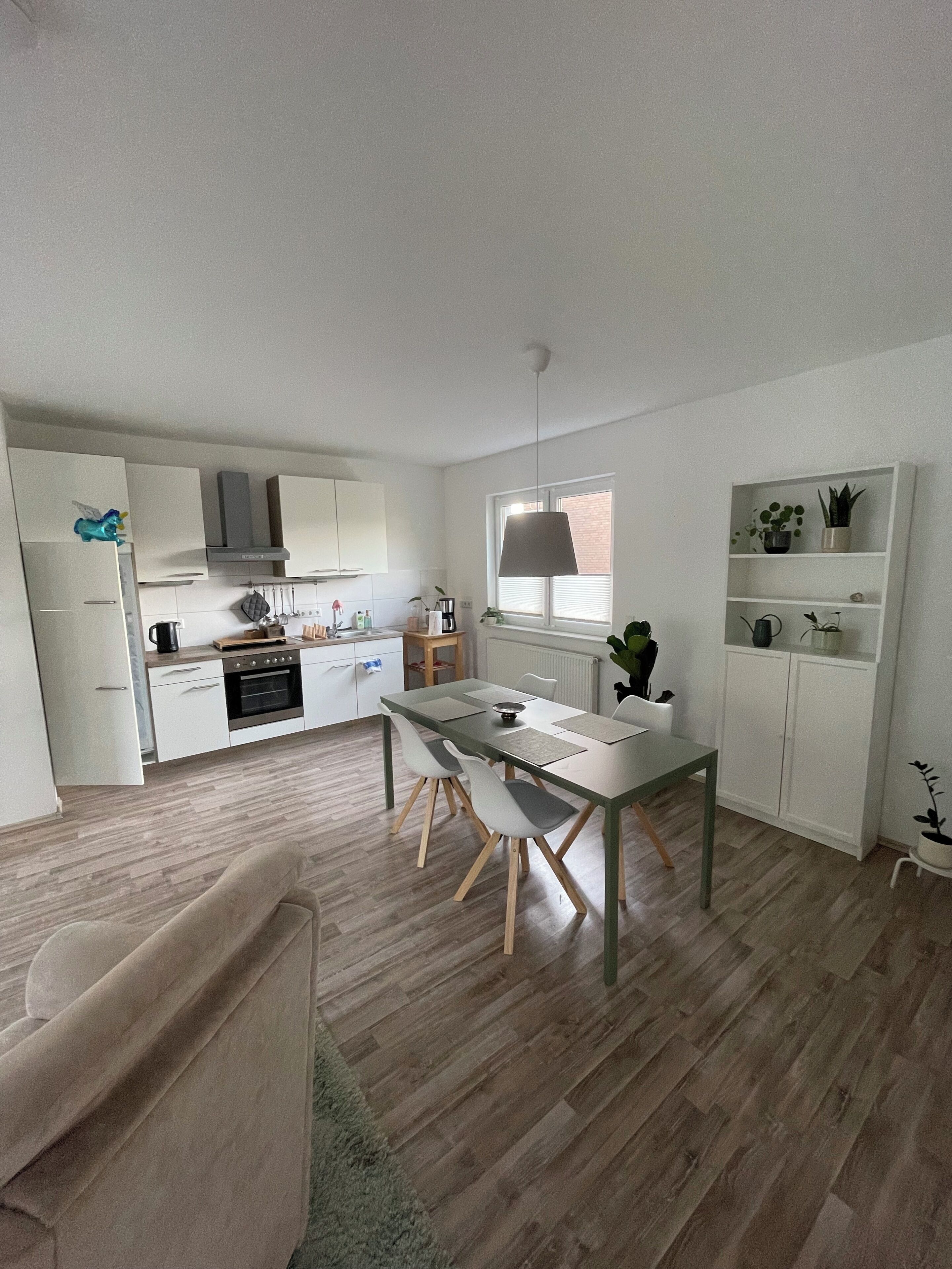 Coffee/tea maker, fridge, oven, stovetop