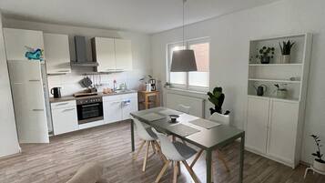 Coffee/tea maker, fridge, oven, stovetop
