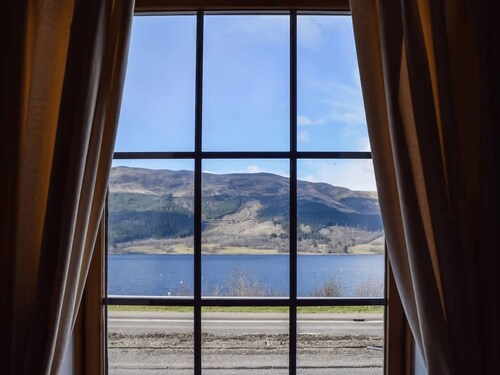 Quarterdeck Gardens - 3BR Highland Cottage with Loch Views