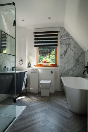 Bathroom - 3BR Highland Cottage with Loch Views (Ballachulish)
