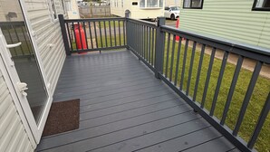 Terrace/patio - Explore Flamborough & Beyond: Comfy Caravan on Action-Packed Haven Site (Flamborough)