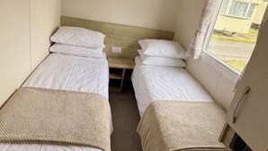 Iron/ironing board, free WiFi, bed sheets - Explore Flamborough & Beyond: Comfy Caravan on Action-Packed Haven Site (Flamborough)