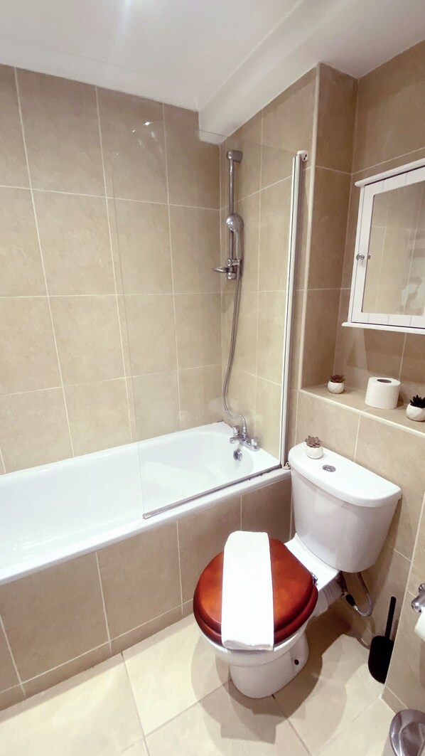 Bathroom - Chelsea 2-Bed Flat on King's Road | Sleeps 6 (London)