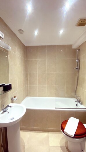 Bathroom - Chelsea 2-Bed Flat on King's Road | Sleeps 6 (London)