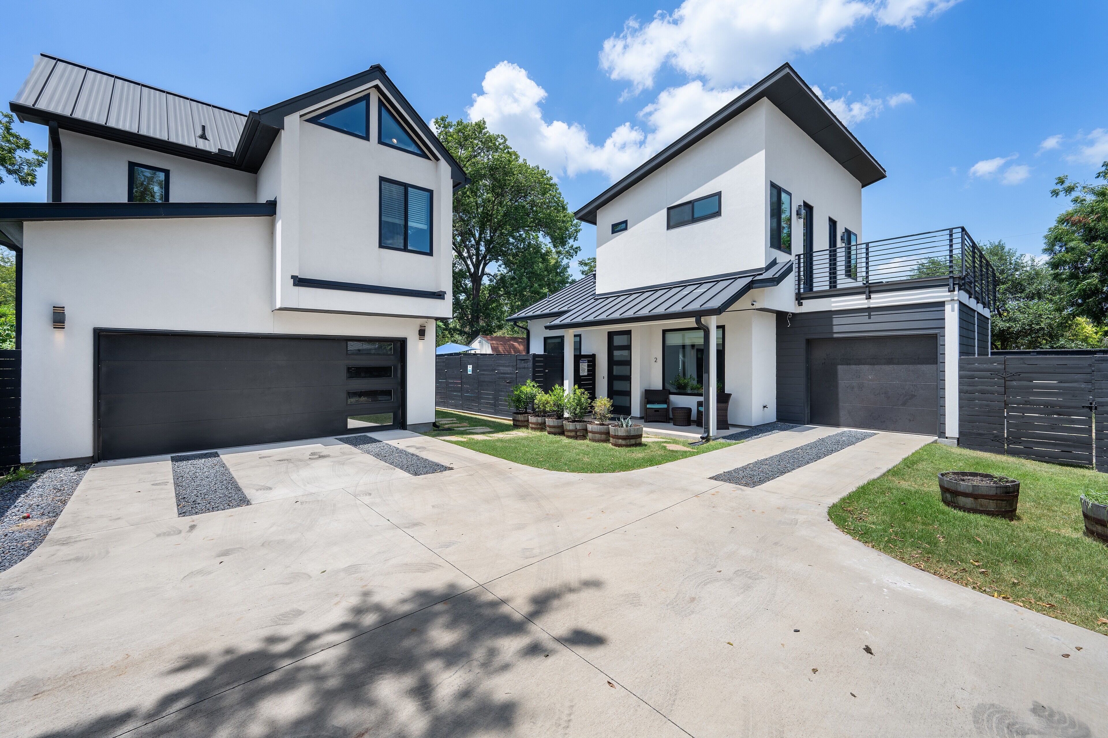Une maison moderne à deux étages, dotée d’un garage, d’un patio couvert et d’une pelouse bien entretenue.