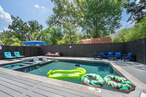 Una piscina al aire libre, una piscina climatizada