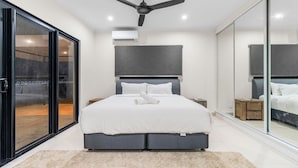 Escrivaninha, ferros/tábuas de passar roupa, Wi-Fi, roupa de cama