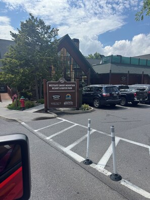 Schild für das Westgate Smoky Mountain Resort & Water Park, im Vordergrund ein Parkplatz.