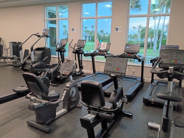 Fitness facility - Spacious 2-bedroom condo with AC in pleasant Hutchinson Island Resort Community (Fort Pierce)