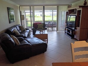 Living area - Spacious 2-bedroom condo with AC in pleasant Hutchinson Island Resort Community (Fort Pierce)
