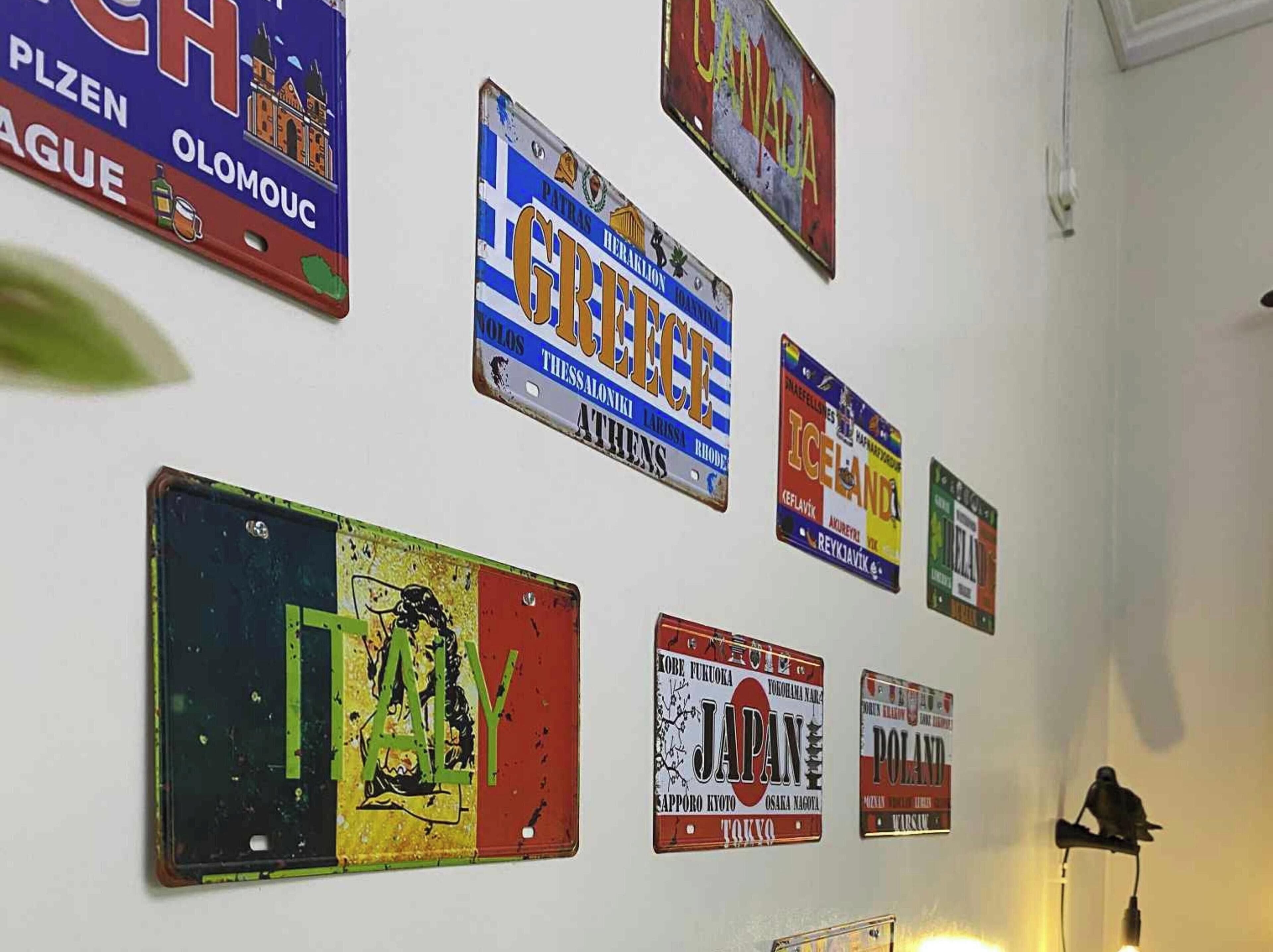 Un muro decorato con targhe automobilistiche di diversi paesi.