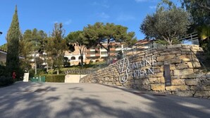 Un muro de piedra con la inscripción 'DOMINE SAFERAN' y una entrada empedrada.