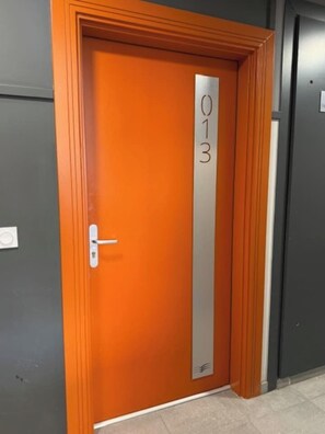 A door with a metallic number plate indicating room number 013. - Comfortable one-bedroom apartment in La Londe with a terrace and parking – Argentière Beach is a 15-minute walk away (La Londe-les-Maures)