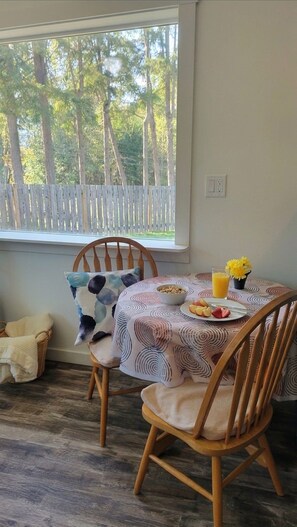 Dining - Charming Cabin for Two (Nakusp)