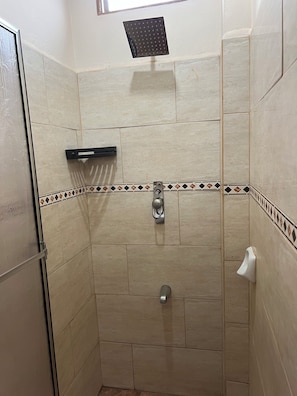 Serviettes fournies, savon, papier toilette