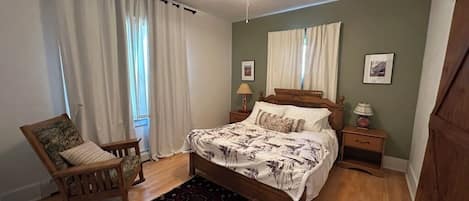 3 bedrooms, iron/ironing board, WiFi (free), bed sheets