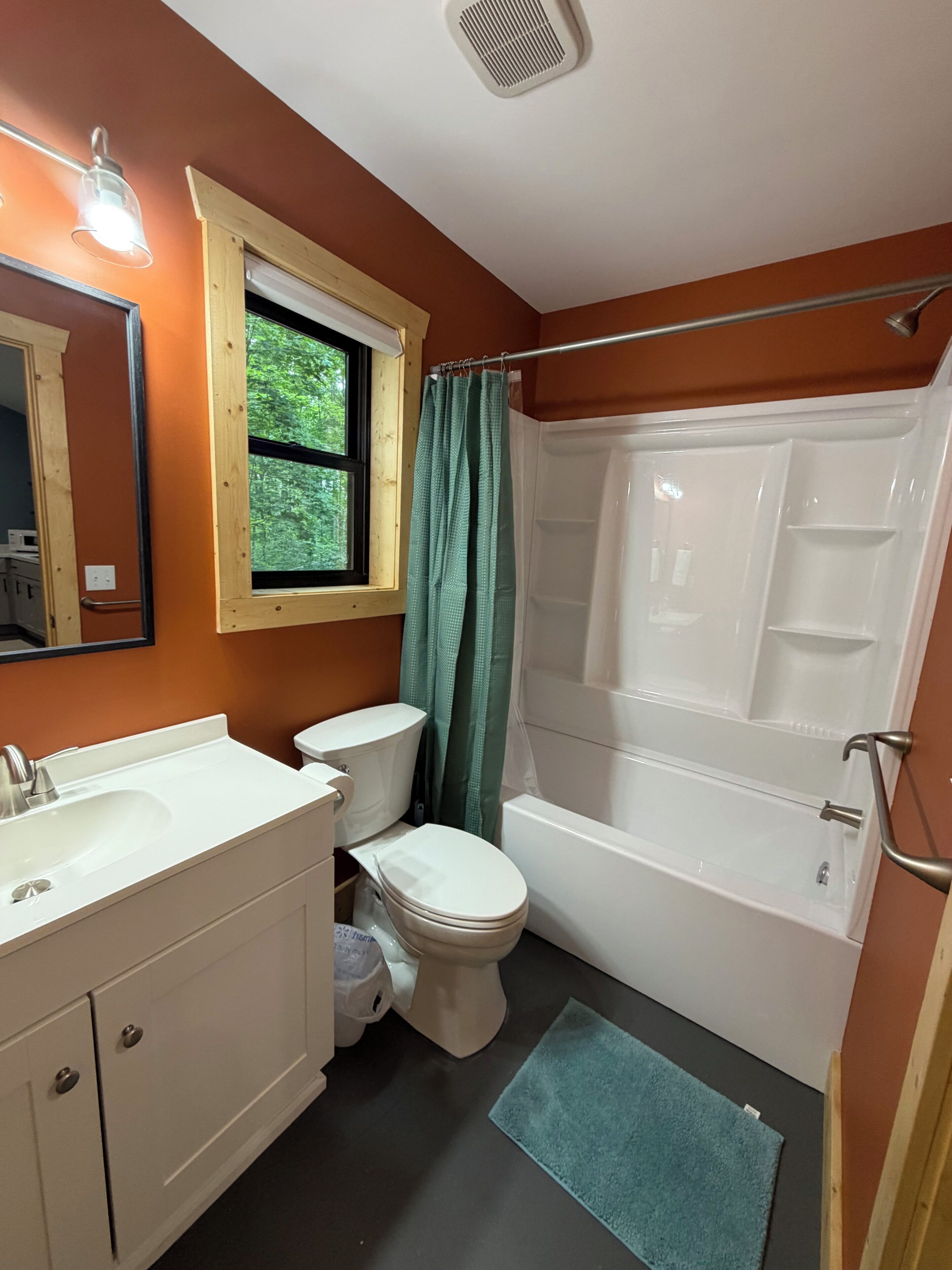 Une salle de bain avec des toilettes, un lavabo et une baignoire.