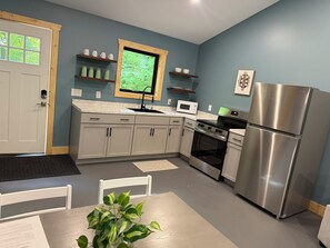 Cafetera y tetera, refrigerador, microondas y horno 