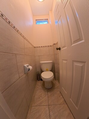 Serviettes fournies, savon, papier toilette