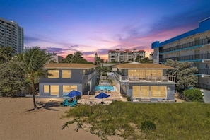 Un hôtel moderne doté d’une piscine, de plusieurs étages et offrant une vue sur le coucher de soleil.