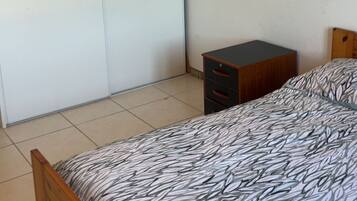 3 chambres, fer et planche à repasser, Wi-Fi gratuit, draps fournis