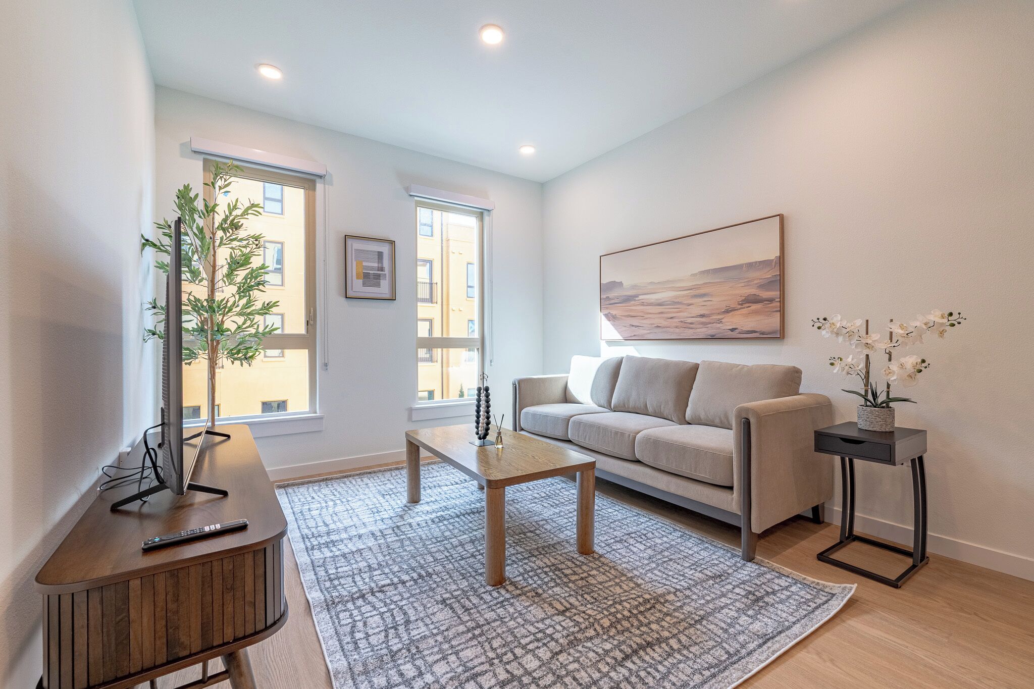 Una sala de estar moderna con un sofá, una mesa de centro y una planta.