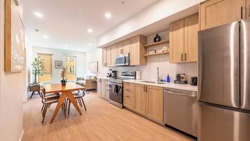 Coffee/tea maker, fridge, microwave, oven