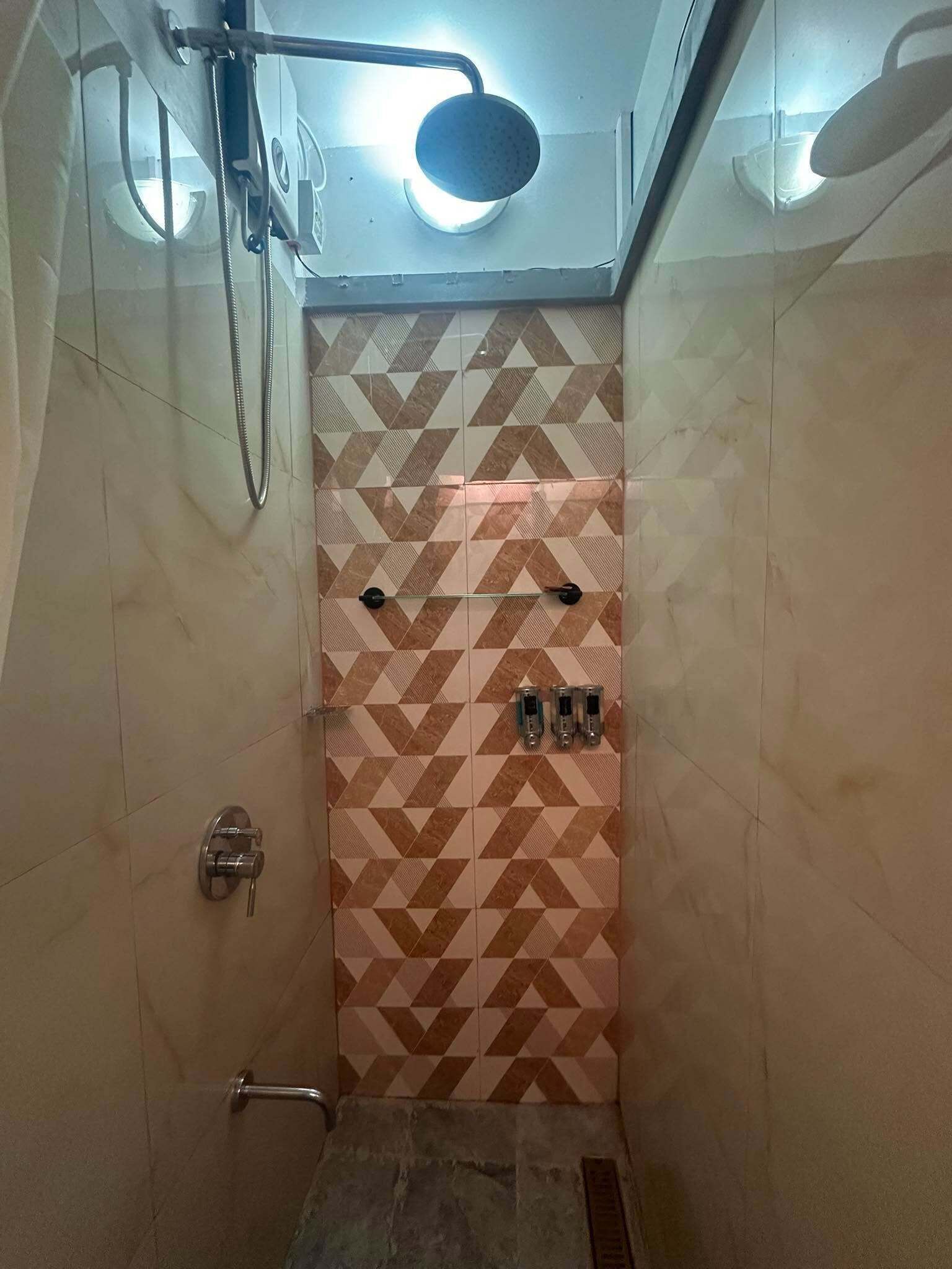Ducha, secador de pelo, bidet, toallas