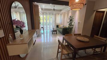 Comfort Apartment, Air conditioning, City View | Dining